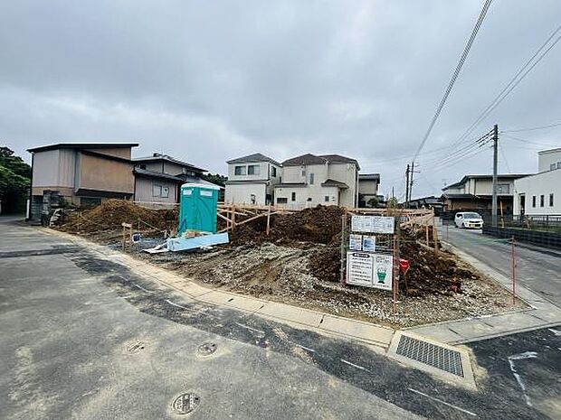 閑静な住宅街に位置した土地です。道路幅も広く車の出入りが便利です。建築しやすい整形地で各種工事の進行も分かりやすい現場です。周辺には住宅が立ち並び整った街並みが広がります。