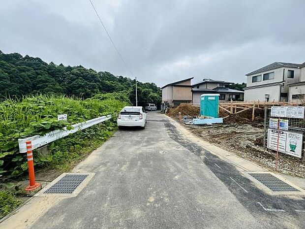 前面道路は舗装されており車の出入りもスムーズに行えます。周囲には自然が多く落ち着いた住環境です。新築の建築現場もあり街並みの変化が楽しみです。車両の通行量も比較的少なく安心してご利用いただけます。