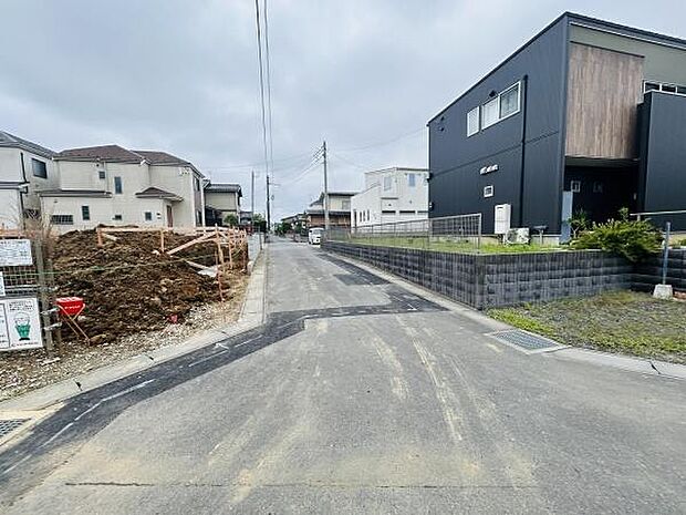 現地前面道路は幅がしっかりと確保され周辺は落ち着いた住宅が並んでいます。整備された道路で車の出入りもスムーズです。道路沿いには新築やきれいな住宅が立ち並んでおり街並みも整っています。