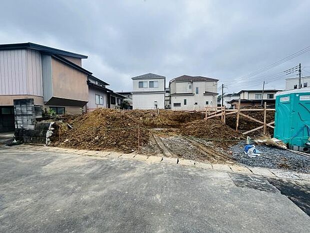 前面道路が広く車の出入りがしやすい土地です。周辺には住宅が並び落ち着いた環境となっています。整地前の状態ですが計画に合わせてご検討いただけます。住宅用地としてもご利用いただけます。