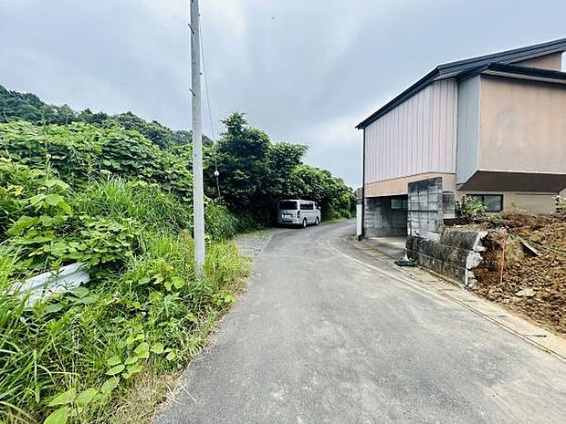 前面道路は舗装されており車両の通行も可能です。周辺は緑が多く落ち着いた雰囲気です。敷地と道路の接道状況も良好です。現地写真から周囲の環境が分かります。幅員も視認しやすく安心です。