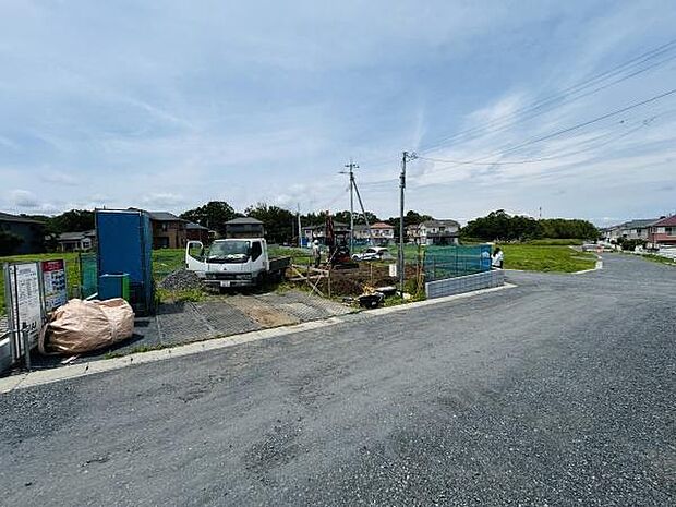 閑静な住宅街に位置する土地です。整形地で建築計画が立てやすい区画です。周囲は整備されており開放感があります。交通アクセスも良好なエリアです。新たな住まいづくりにおすすめの土地です。