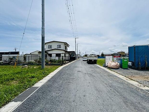 前面道路は舗装されておりゆとりある車幅が確保されています。電柱や敷地周辺も整然としており整備された街並みが広がっています。周囲には住宅が点在し閑静な雰囲気です。現地の様子がしっかりと確認できます。