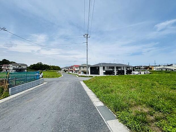 現地写真から開放感のある広々とした前面道路が確認できます。周辺には戸建て住宅が整然と並んでいます。舗装された歩道もあり周囲の景観が整っています。空を大きく感じられるエリアです。