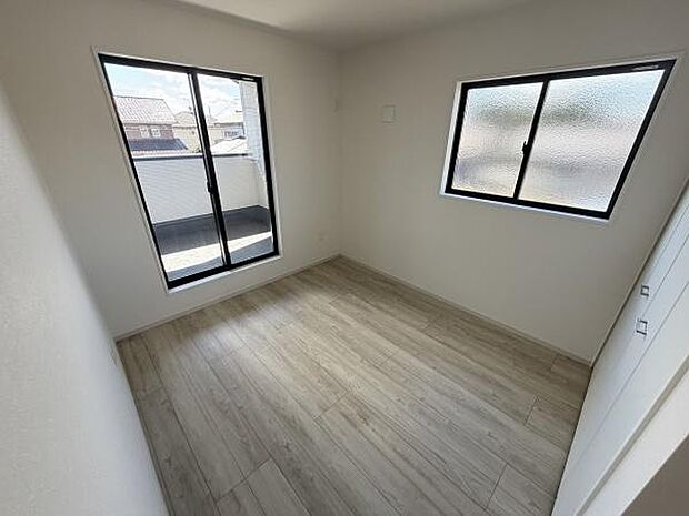 明るい光が差し込む子供部屋です。二面採光のため日中も室内がしっかりと明るさを保てます。ナチュラルなフローリングが落ち着いた雰囲気を演出します。収納スペースもありすっきりと使いやすい設計になっています。