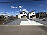 駐車場：敷地内にゆったりとした駐車スペースが確保されています。車の出し入れがしやすい設計です。複数台の駐車も対応可能です。前面道路も幅広くアクセスが便利です。駐車場と建物の配置も整っています。