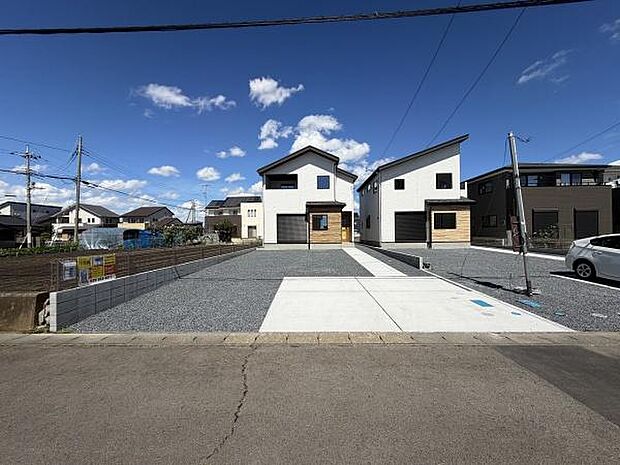 敷地内にゆったりとした駐車スペースが確保されています。車の出し入れがしやすい設計です。複数台の駐車も対応可能です。前面道路も幅広くアクセスが便利です。駐車場と建物の配置も整っています。