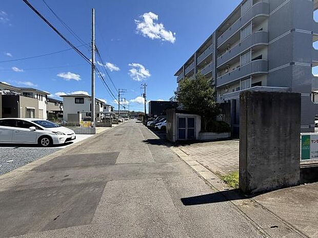 前面道路は幅員があり車の出入りもスムーズに行えます。周囲は落ち着いた住宅街で整理された印象です。道路は舗装されており日当たりも良好です。近隣にはマンションや戸建てが建ち並んでいます。