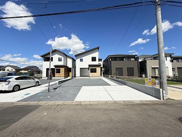 駐車場は広々としたスペースが確保されており車の出し入れがしやすい設計です。敷地内にゆとりがあり複数台の駐車も可能です。前面道路も整備されており車のアクセスに便利です。