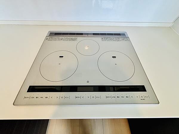 フラットなデザインのIHコンロが採用されています。お手入れがしやすくキッチン全体がすっきりとした印象です。