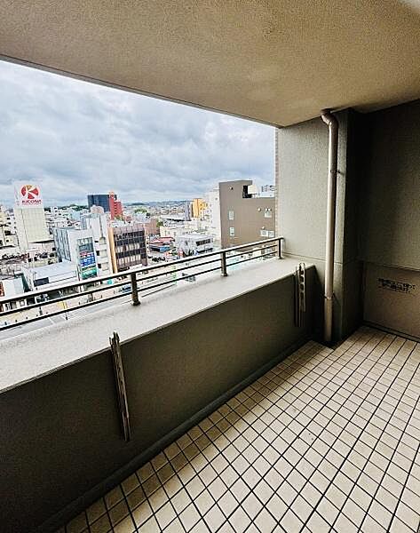 高層階ならではの眺望が広がるバルコニーです。スペースがしっかり確保されており開放感があります。タイル張りの床でお手入れも簡単です。街並みを一望できる立地が魅力的なバルコニーです。