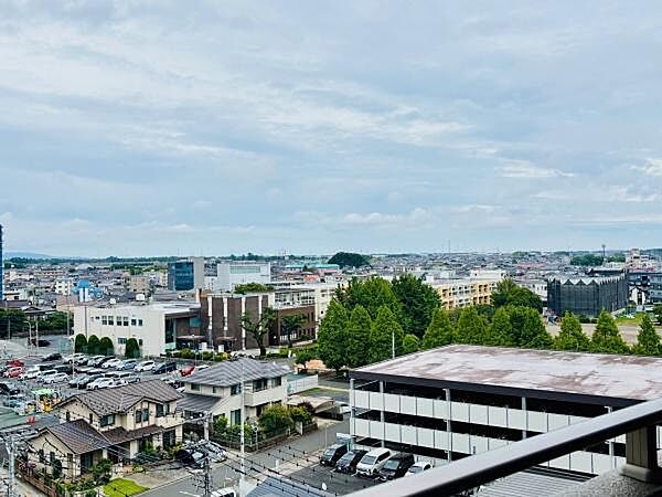 現地からの眺望が広がり開放感のある景色を楽しめます。バルコニーからの見晴らしが良く周辺エリアが一望できます。遠くまで見渡せるため日々の変化を感じられます。