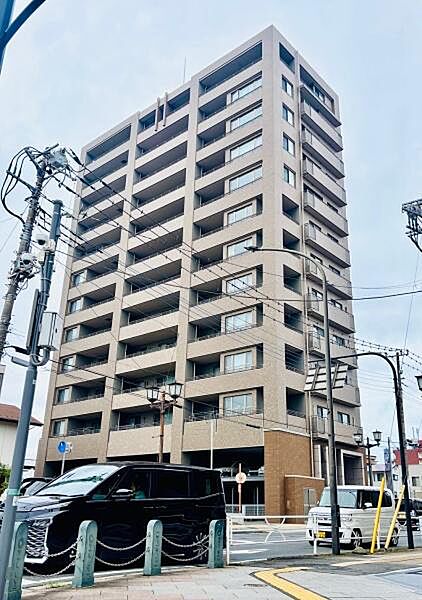 駅前の利便性と、空を感じる開放感をこの一邸で。