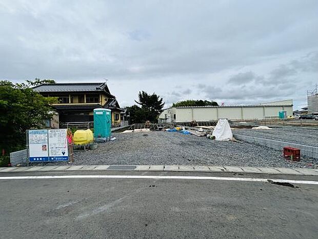 広々とした敷地が確保されており建築の自由度が高い印象です。周囲に高い建物が少なく開放感があります。建築計画が進行中のため新たな環境を構築するチャンスです。接道部分もゆったりとしています。