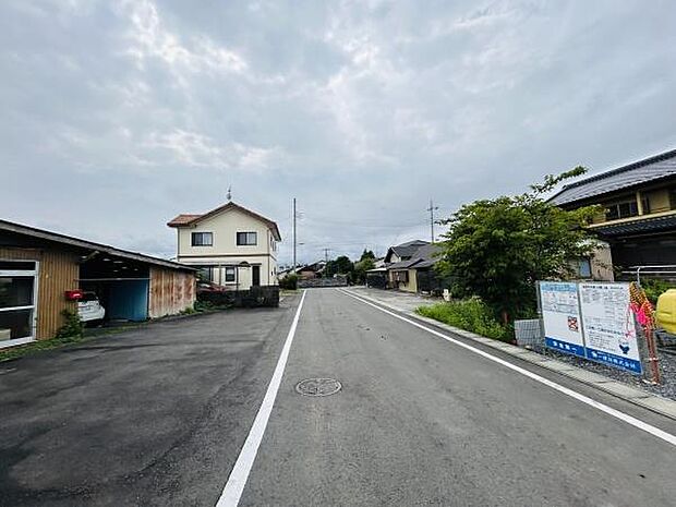 前面道路は幅員がしっかりと確保され車の出入りがしやすくなっています。舗装状態も良好で周辺は落ち着いた住宅街です。現地は見通しが良く周辺環境も安心できる雰囲気です。