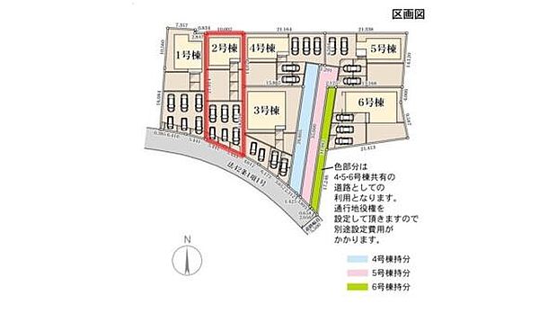 全体の配置が一目で確認できる区画図です。それぞれの棟の位置関係や駐車スペースの配置が分かりやすくなっています。道路との接続部分も明示されており動線も把握しやすいです。
