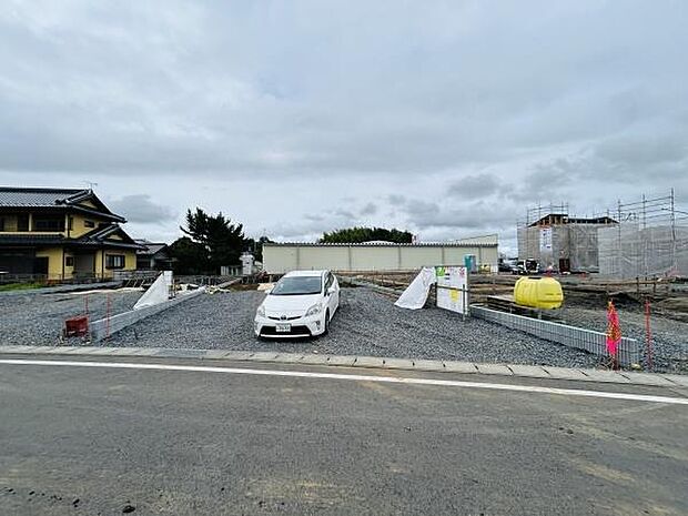 広々とした敷地に駐車スペースが確保されています。フラットな地面で車の出し入れもスムーズに行えます。周囲は開放感があり建築の自由度が高そうです。資材の搬入や作業もしやすい環境です。
