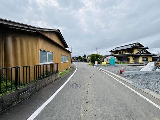 前面道路は幅にゆとりがあり車の通行も安心してご利用いただけます。周辺には落ち着いた住宅が建ち並んでおり現地は整備された状態です。静かな環境が広がっているのが特徴的です。