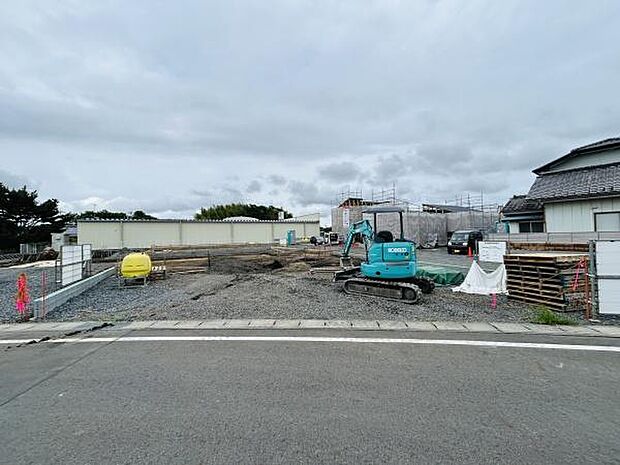 広々とした敷地が広がっており開放感のある空間が印象的です。前面道路との接道も良好で車の出入りがしやすいです。周辺には新築住宅の建設も進んでいます。宅地造成がしっかり進められている状況がわかります。