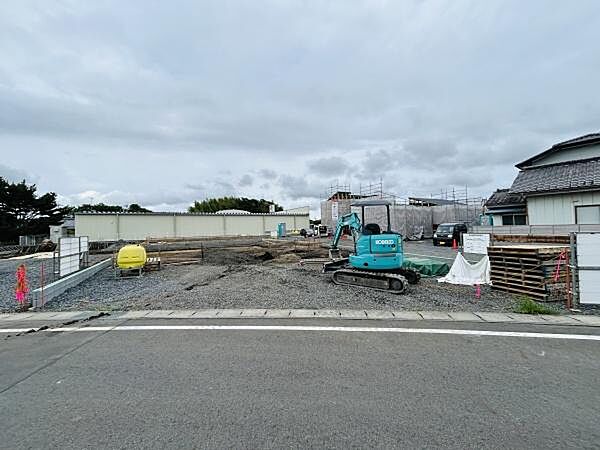 広々とした敷地が広がっており開放感のある空間が印象的です。前面道路との接道も良好で車の出入りがしやすいです。周辺には新築住宅の建設も進んでいます。宅地造成がしっかり進められている状況がわかります。