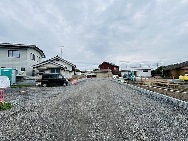 前面道路を含む現地写真です。敷地が広がっており車の出入りもしやすい環境です。道路も舗装済みで周囲は住宅が建ち並んでいます。現地の状況をしっかり確認できます。
