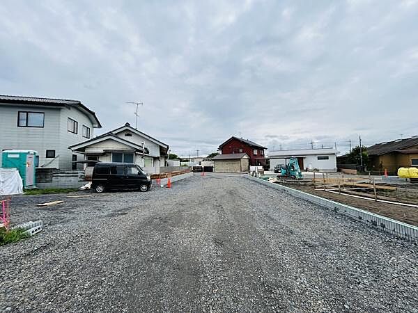 前面道路を含む現地写真です。敷地が広がっており車の出入りもしやすい環境です。道路も舗装済みで周囲は住宅が建ち並んでいます。現地の状況をしっかり確認できます。