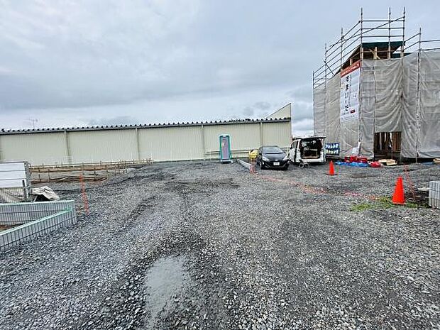敷地が広く車の出入りがしやすい現地の様子です。資材搬入や工事車両が停車できるスペースがあります。前面道路から現場全体の状況も確認しやすい位置関係です。工事の進捗が一目で分かります。