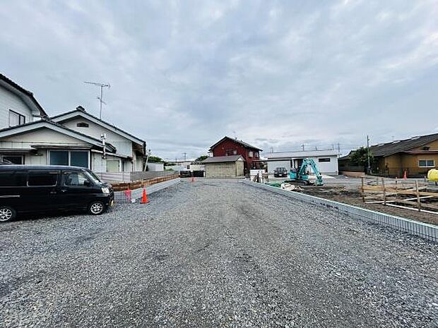 前面道路が広くとられているため車両の出入りもスムーズに行えます。周辺には住宅が整然と並び落ち着いた雰囲気が感じられます。現地の様子がはっきりわかるため現地写真として参考にしやすいです。