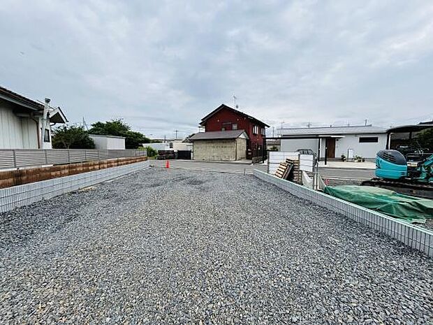 敷地の整地が行き届いており幅の広い前面道路が接しています。新たな建築に適した環境が整っています。道路から敷地へのアクセスもスムーズです。落ち着いた住宅街の一角に位置しています。