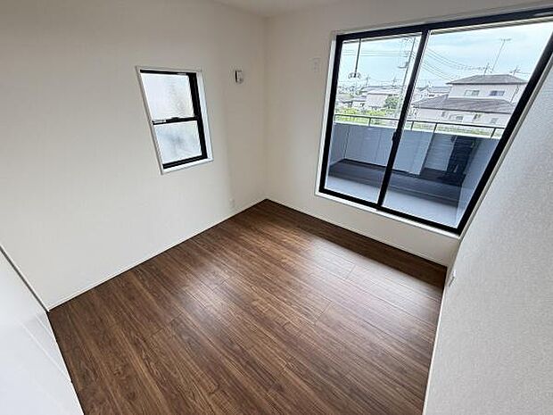 大きな窓から自然光がたっぷり入る子供部屋です。シンプルな内装でお好みのレイアウトが可能です。使いやすい形状の空間が魅力的です。木目調のフローリングでお部屋の印象も明るくなります。