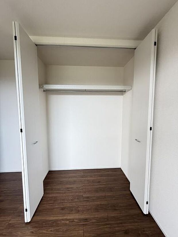 シンプルで使いやすいデザインの収納スペースです。扉が大きく開くため荷物の出し入れもスムーズにできます。衣類や日用品の整理に便利です。お部屋の雰囲気になじむホワイトカラーが魅力です。