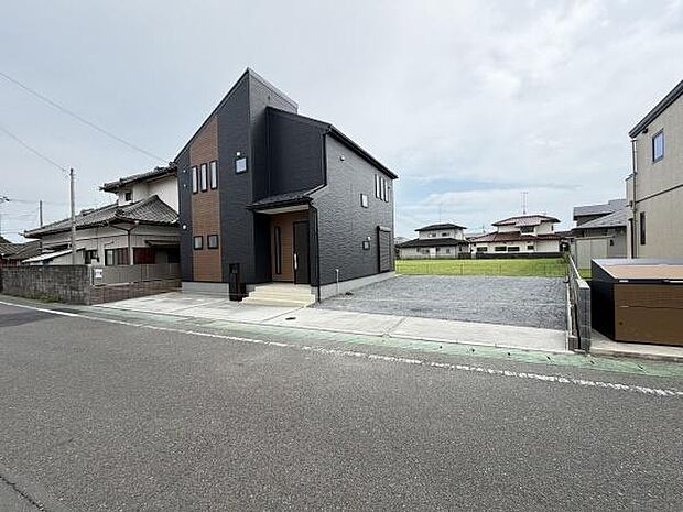 広々とした駐車スペースが確保されており複数台の車を停めることができます。整ったアプローチで車の出し入れもスムーズに行えます。ゆとりある敷地が快適な日常をサポートします。道路からのアクセスも良好です。