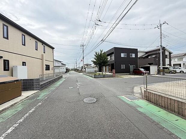 前面道路は幅員がしっかりと確保されており車の出入りや歩行もしやすい印象です。周辺には新しい住宅が立ち並び整然とした街並みが広がっています。電柱や配線も整備されており街路の景観も整っています。