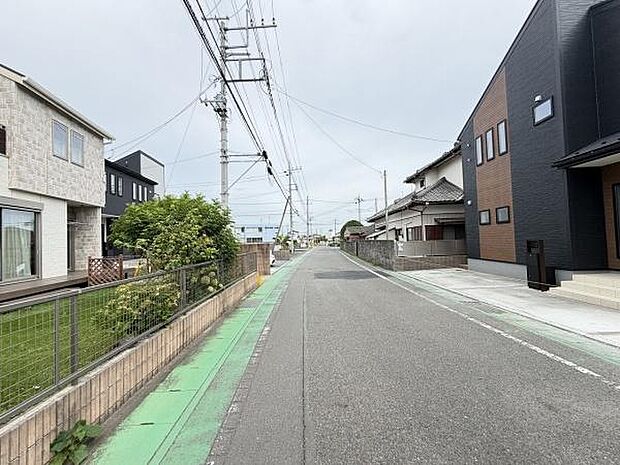 前面道路は幅が広く周辺には新しい住宅が立ち並んでいます。電線や舗装も整っており住環境の整ったエリアです。交通アクセスがしやすい点も魅力的です。静かな住宅街で落ち着いた雰囲気が感じられます。
