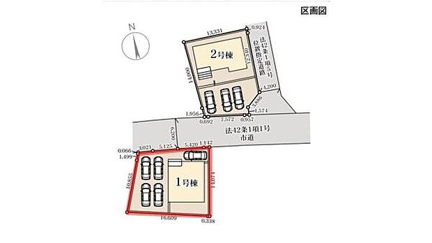2棟分の配置がしっかりと示されており駐車スペースも複数台分確保されています。道路と区画の関係がわかりやすく敷地の使い方がイメージしやすい図面です。
