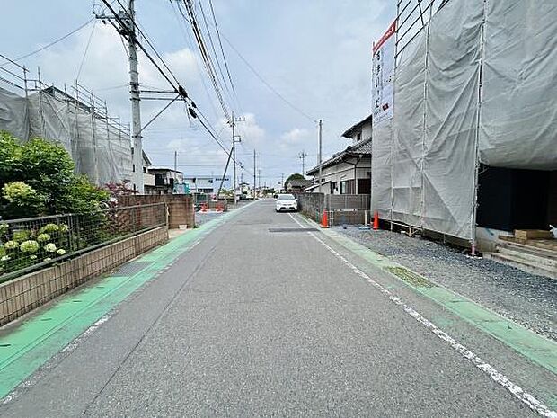前面道路は広々としており車の通行もしやすい環境です。道沿いには整備された歩道が設けられ周囲は静かな住宅地の雰囲気です。周辺には建築中の物件もあり発展が期待できるエリアです。