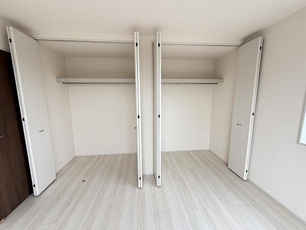 ゆったりとした収納スペースが広がり整理整頓がしやすい仕様です。使用状況に合わせて活用できる可動棚付きです。扉が大きく開くため物の出し入れもスムーズに行えます。室内と統一感のある明るいカラーが特徴です。