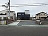 駐車場：広々としたスペースの駐車場が印象的です。車の出し入れがスムーズに行えそうです。敷地の形状が整っており複数台駐車にも対応できます。前面道路との接道もフラットですので利便性が感じられます。