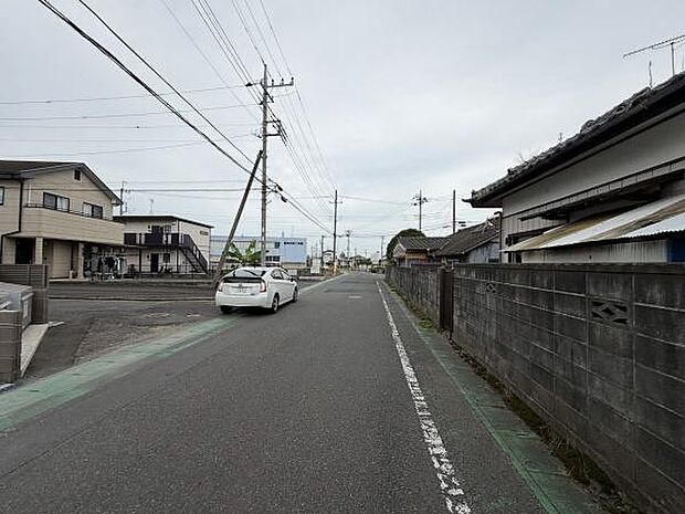 前面道路が広く車の出入りがしやすい環境です。周辺は落ち着いた住宅街で交通量も適度です。舗装もしっかり整備されているので安心して利用できます。敷地へのアクセスがスムーズです。