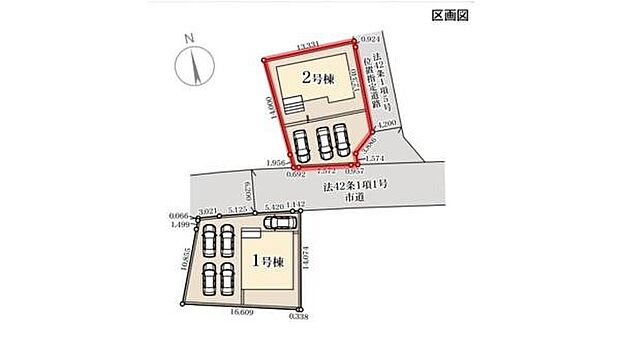 区画図には1号棟と2号棟の配置がわかりやすく描かれています。駐車スペースが複数台分確保されており車の出し入れに配慮された設計です。それぞれの区画が道路に面しており利便性があります。