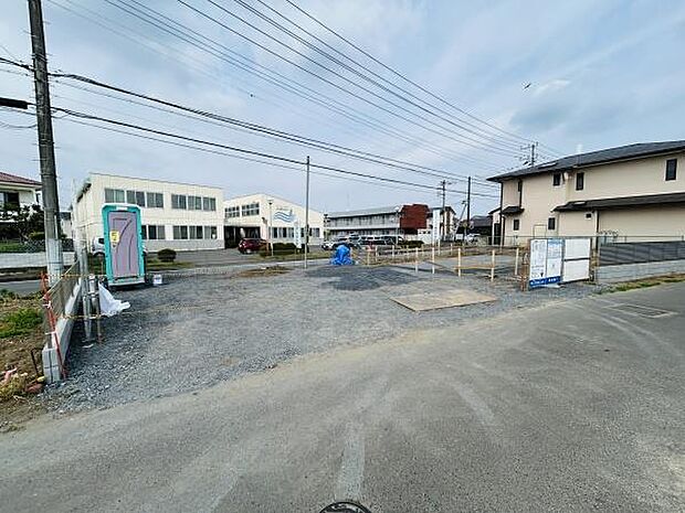 前面道路が広く車の出入りがしやすい区画です。周囲に住宅や施設が点在しており開放感があります。整地済みですぐに新築の計画を進めやすい土地です。