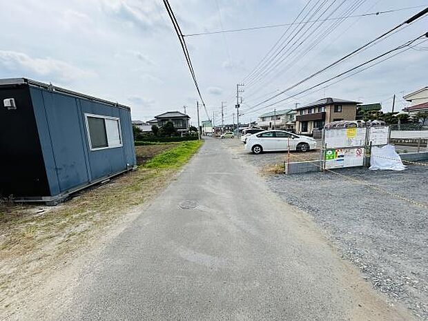 前面道路は見通しが良く周辺には住宅や空き地が広がっています。周囲の建物との距離も確保されており開放感があります。道路は舗装されており日常の移動も安心です。