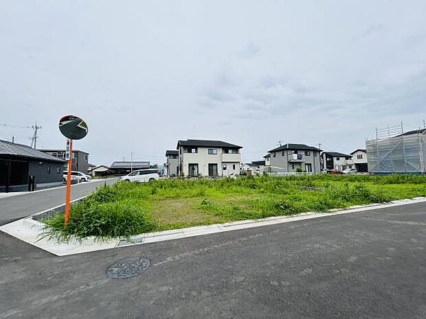 角地に位置し視認性の高い土地です。周囲には住宅が立ち並び静かな環境が広がっています。道路に面しているためアクセスも良好です。建築の計画にも柔軟に対応しやすい形状が特徴です。