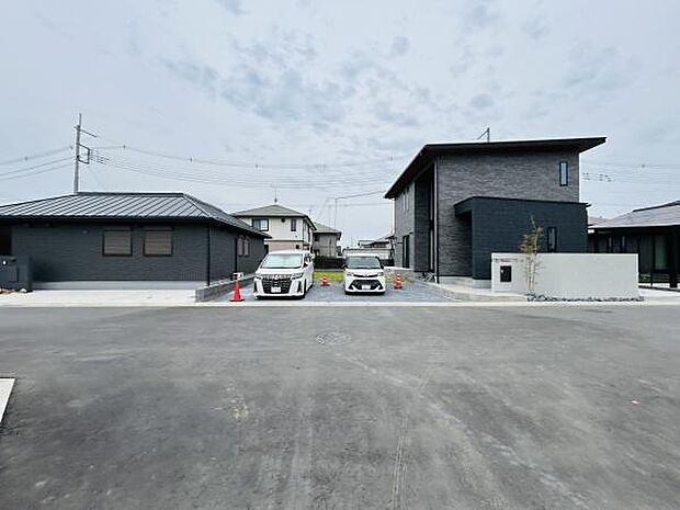 前面道路が広く車の出し入れも便利な現地写真です。住まいの外観は落ち着いた印象で全体的に整った街並みが特徴的です。駐車スペースが確保されておりゆったりとしたアプローチが可能です。