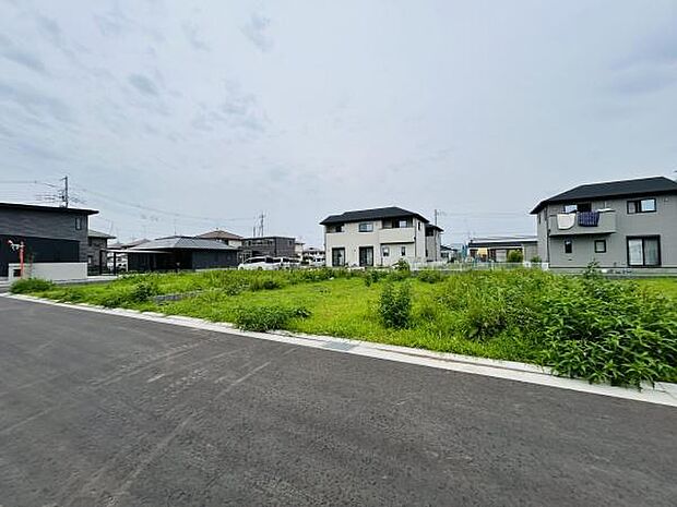 広々とした敷地が特徴的な土地です。前面道路も整備されており車でのアクセスも良好です。周囲には新しい住宅が立ち並び整った街並みが広がっています。周辺環境も落ち着いています。住宅建築にも適しています。