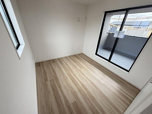 明るい日差しが差し込む子供部屋です。シンプルな内装で自分らしい空間づくりが楽しめます。窓が2面あり風通しも良好です。バルコニーへのアクセスも便利な配置となっています。