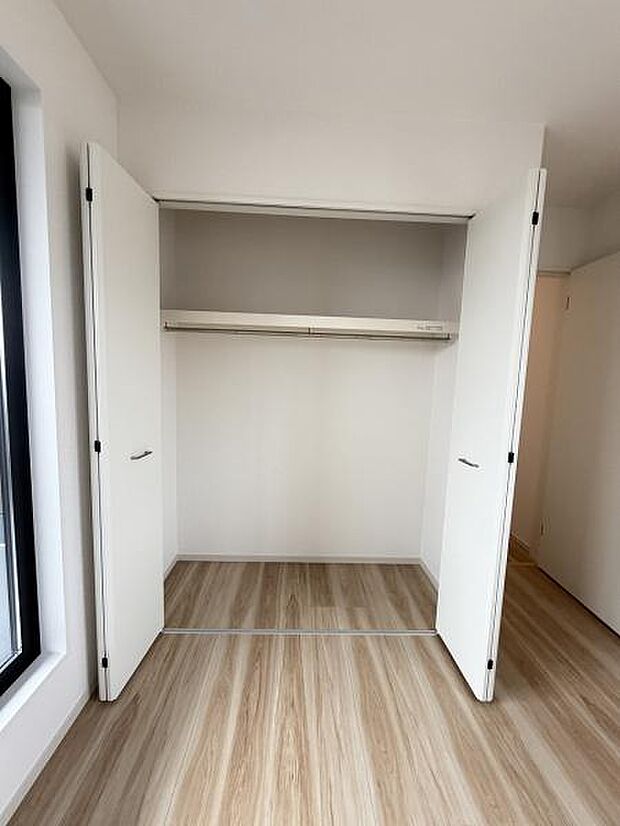 大きな開口部がある収納は出し入れしやすいのが特長です。シンプルな内装で見た目もすっきりとしています。床と扉の色合いのバランスも整っています。収納スペースとしての活用がしやすい造りです。