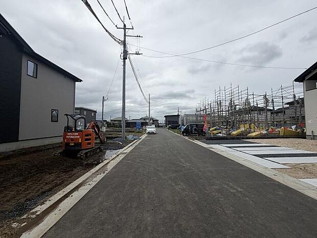 周囲には新しい住宅が建設中で今後の街並みの変化が期待できます。前面道路は幅があり車の通行もスムーズです。落ち着いた雰囲気の住宅地で開放感があります。周辺環境の整備も進んでいます。