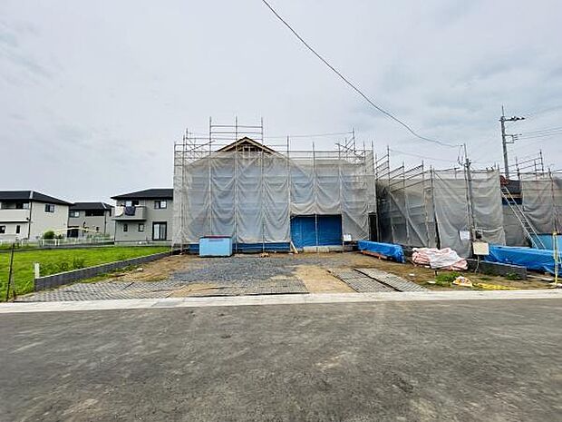 建築中の物件で新しい生活のスタートに適した雰囲気です。閑静な住宅地に位置しており周辺も整備されています。前面道路も広く車の出入りもスムーズです。工事が進み完成が楽しみな現場です。