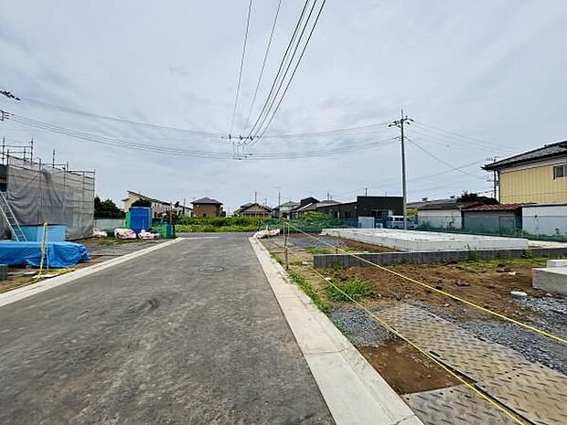 現地周辺の道路は車の通行がしやすい幅員を確保しています。落ち着いた住宅街が広がり周囲は整然とした街並みです。これから新たな住まいが建築されるエリアとしてすっきりとした印象があります。